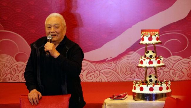 他扒开内裤把舌头进去添