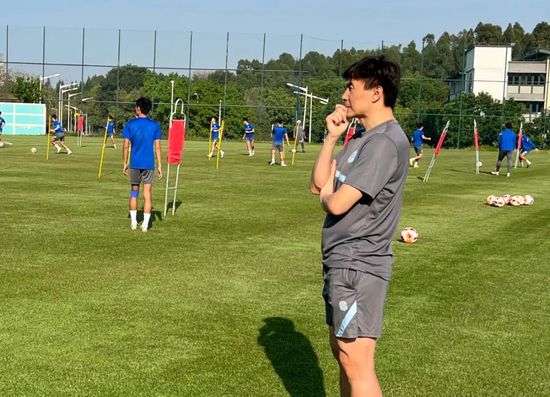 两个老男人玩我一晚好爽